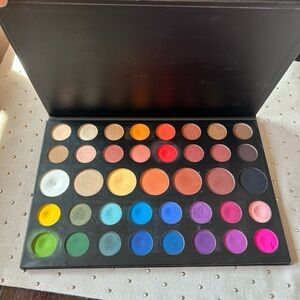 Morphe X James Charles 39 eyeshadows